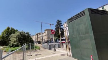 Napoli, Campania, İtalya 6 Ağustos 2024: Villa Comunale yakınlarındaki Via Riviera di Chiaia 'da, mimar Boris Podrecca ve sanatçı Peter Kogler tarafından tasarlanan yeni metro hattının San Pasquale istasyonu