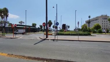 Napoli, Campania, İtalya 6 Ağustos 2024: Hans Kollhoff tarafından tasarlanan ve sanatçı Rebecca Horn 'un çalışmalarının yer aldığı yeni metro hattının Arco Mirelli istasyonu