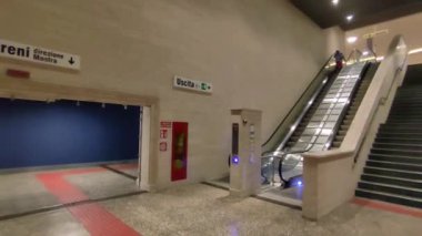 Napoli, Campania, İtalya 6 Ağustos 2024: Yeni Metro Hattı 6 'nın Arco Mirelli İstasyonu, mimar Hans Kollhoff tarafından tasarlandı ve sanatçı Rebecca Horn tarafından Piazza della