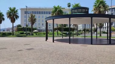 Napoli, Campania, İtalya 6 Ağustos 2024: Hans Kollhoff tarafından tasarlanan ve sanatçı Rebecca Horn 'un çalışmalarının yer aldığı yeni metro hattının Arco Mirelli istasyonu