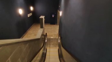 Napoli, Campania, İtalya 6 Ağustos 2024: Yeni Metro Hattı 6 'nın Arco Mirelli İstasyonu, mimar Hans Kollhoff tarafından tasarlandı ve sanatçı Rebecca Horn tarafından Piazza della