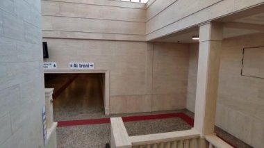 Napoli, Campania, İtalya 6 Ağustos 2024: Yeni Metro Hattı 6 'nın Arco Mirelli İstasyonu, mimar Hans Kollhoff tarafından tasarlandı ve sanatçı Rebecca Horn tarafından Piazza della