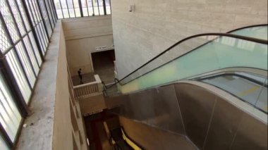 Napoli, Campania, İtalya 6 Ağustos 2024: Yeni Metro Hattı 6 'nın Arco Mirelli İstasyonu, mimar Hans Kollhoff tarafından tasarlandı ve sanatçı Rebecca Horn tarafından Piazza della