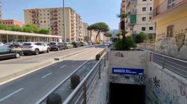 Napoli, Campania, İtalya 6 Ağustos 2024: Fuorigrotta 'daki Viale di Augusto' da Napoli mimarı Uberto Siola tarafından tasarlanan yeni Metro Hattı 6 'nın Augusto istasyonu