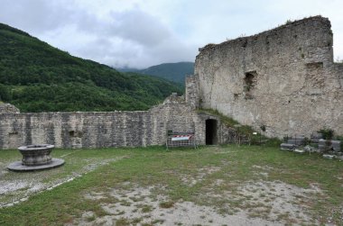 Laviano, Campania, İtalya, 24 Haziran 2023: Rupe dellOlivella 'nın tepesinden itibaren köye egemen olan 10. yüzyıla dayanan Norman Kalesi