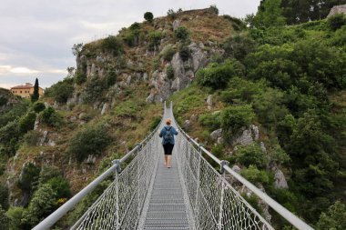 Laviano, Campania, İtalya 24 Haziran 2023: 2015 'te halka açılan Tibet Köprüsü, Norman Kalesi yakınlarındaki Rupe dellOlivella' dan yerden 90 metre yükseklikte Vallone delle Conche 'yi geçer.