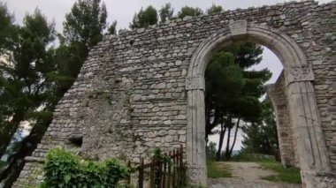 Laviano, Campania, İtalya, 24 Haziran 2023: Rupe dellOlivella 'nın tepesinden itibaren köye egemen olan 10. yüzyıla dayanan Norman Kalesi