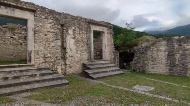 Laviano, Campania, İtalya, 24 Haziran 2023: Rupe dellOlivella 'nın tepesinden itibaren köye egemen olan 10. yüzyıla dayanan Norman Kalesi