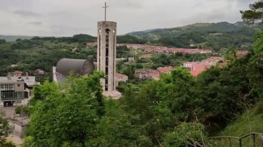 Laviano, Campania, İtalya 24 Haziran 2023: Santa Maria Assunta Kilisesi 1980 depreminden sonra kuruldu