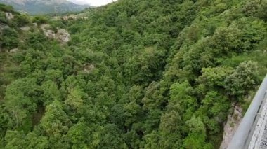 Laviano, Campania, İtalya 24 Haziran 2023: 2015 'te halka açılan Tibet Köprüsü, Norman Kalesi yakınlarındaki Rupe dellOlivella' dan yerden 90 metre yükseklikte Vallone delle Conche 'yi geçer.