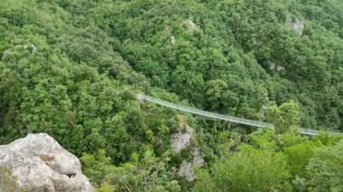 Laviano, Campania, İtalya 24 Haziran 2023: 2015 'te halka açılan Tibet Köprüsü, Norman Kalesi yakınlarındaki Rupe dellOlivella' dan yerden 90 metre yükseklikte Vallone delle Conche 'yi geçer.