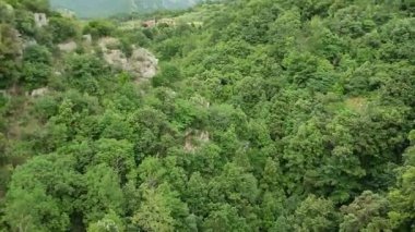 Laviano, Campania, İtalya 24 Haziran 2023: 2015 'te halka açılan Tibet Köprüsü, Norman Kalesi yakınlarındaki Rupe dellOlivella' dan yerden 90 metre yükseklikte Vallone delle Conche 'yi geçer.