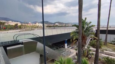 Salerno, Campania, İtalya 27 Ağustos 2024: Salerno Limanı 'nın Molo Manfredi' sindeki Piazza della Libert yeraltı otoparkı