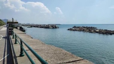 Salerno, Campania, İtalya 27 Ağustos 2024: Lungomare Trieste 'de Santa Teresa' nın serbest plajı