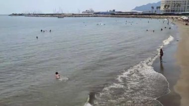 Salerno, Campania, İtalya 27 Ağustos 2024: Lungomare Trieste 'de Santa Teresa' nın serbest plajı