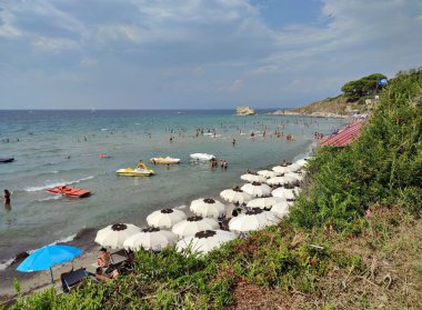 Agropoli, Salerno, Campania, İtalya 31 Ağustos 2024: Trentova Körfezi sahilindeki turistler