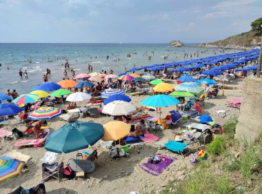Agropoli, Salerno, Campania, İtalya 31 Ağustos 2024: Trentova Körfezi sahilindeki turistler