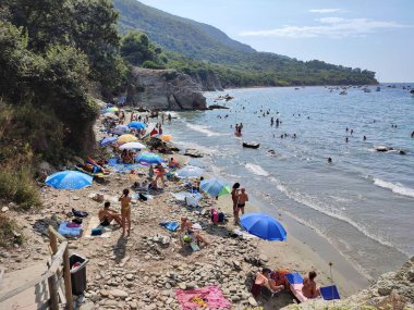 Agropoli, Salerno, Campania, İtalya 31 Ağustos 2024: Trentova Körfezi sahilindeki turistler