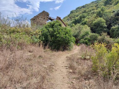 Agropoli, Salerno, Campania, İtalya, 31 Ağustos 2024: Sentiero del Sale, veya Trentova Körfezi 'nden Belvedere dei Trezeni, Santa Maria di Castellabate' ye ulaşan 700 Monte Tresino yolu.