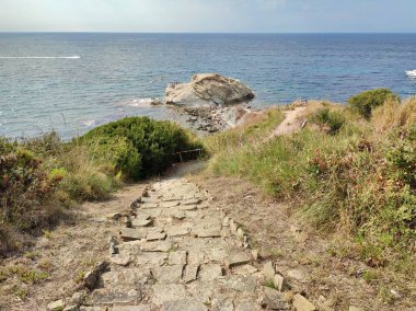 Agropoli, Salerno, Campania, İtalya 31 Ağustos 2024: Trentova Körfezi sahilindeki turistler