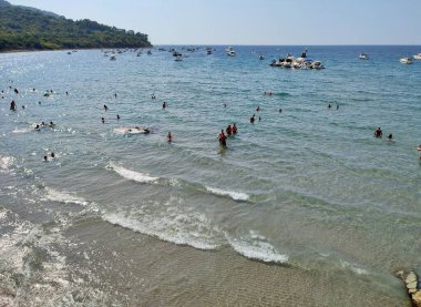 Agropoli, Salerno, Campania, İtalya 31 Ağustos 2024: Trentova Körfezi sahilindeki turistler