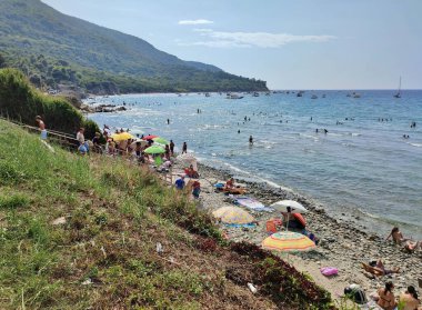 Agropoli, Salerno, Campania, İtalya 31 Ağustos 2024: Trentova Körfezi sahilindeki turistler