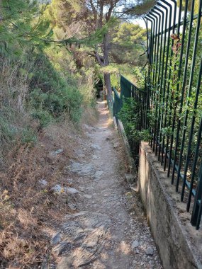 Agropoli, Salerno, Campania, İtalya, 31 Ağustos 2024: Sentiero del Sale, veya Trentova Körfezi 'nden Belvedere dei Trezeni, Santa Maria di Castellabate' ye ulaşan 700 Monte Tresino yolu.