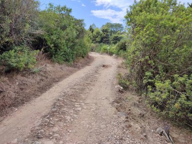 Agropoli, Salerno, Campania, İtalya, 31 Ağustos 2024: Sentiero del Sale, veya Trentova Körfezi 'nden Belvedere dei Trezeni, Santa Maria di Castellabate' ye ulaşan 700 Monte Tresino yolu.