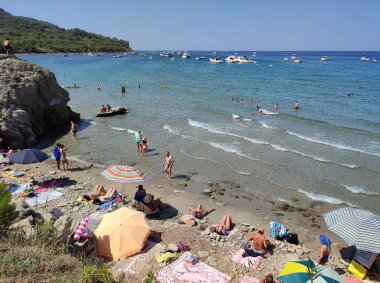 Agropoli, Salerno, Campania, İtalya 31 Ağustos 2024: Trentova Körfezi sahilindeki turistler