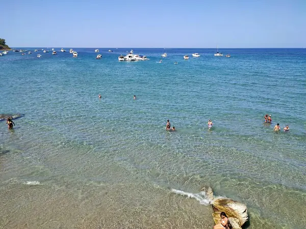 Agropoli, Salerno, Campania, İtalya 31 Ağustos 2024: Trentova Körfezi sahilindeki turistler