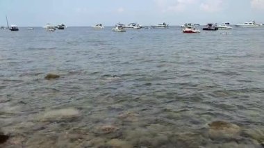 Agropoli, Salerno, Campania, İtalya, 31 Ağustos 2024: Trentova Körfezi 'nden Santa Maria di Castellabate' deki Belvedere dei Trezeni 'ye ulaşan Sentiero del Sale boyunca ücretsiz Calette Blu plajı