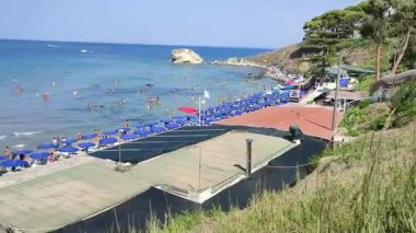 Agropoli, Salerno, Campania, İtalya 31 Ağustos 2024: Trentova Körfezi sahilindeki turistler