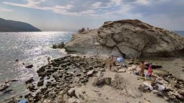 Agropoli, Salerno, Campania, İtalya 31 Ağustos 2024: Trentova Körfezi sahilindeki turistler