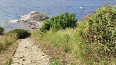 Agropoli, Salerno, Campania, İtalya 31 Ağustos 2024: Sahil yolundan Scoglio di Trentova 'ya erişim yolu
