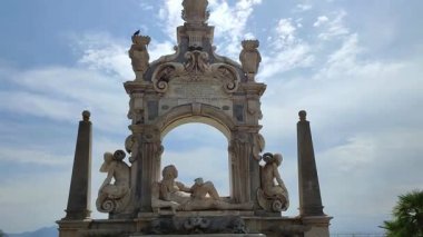 Napoli, Campania, İtalya 3 Eylül 2024: Fontana del Sebeto, 1635 yılında Cosimo Fanzago tarafından Largo Sermoneta 'da inşa edilmiştir.