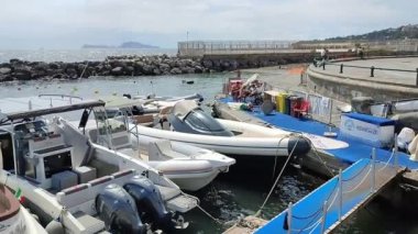 Napoli, Campania, İtalya 3 Eylül 2024 Via Caracciolo sahil şeridinin başında Mergellina 'nın serbest plajı