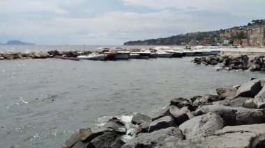 Napoli, Campania, İtalya 3 Eylül 2024 Via Caracciolo sahil şeridinin başında Mergellina 'nın serbest plajı