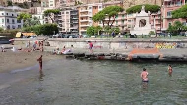 Napoli, Campania, İtalya 3 Eylül 2024 Via Caracciolo sahil şeridinin başında Mergellina 'nın serbest plajı