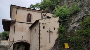 Scanno, Abruzzo, İtalya 9 Eylül 2024: Scanno Gölü, Marsicani Dağları 'nda, Scanno ve Villalago belediyeleri arasında, Sagittario Nehri' nin üst vadisinde bulunan doğal bir dağ gölü.