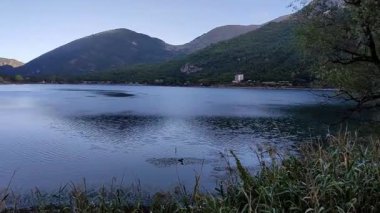 Scanno, Abruzzo, İtalya 10 Eylül 2024: Scanno Gölü, Marsicani Dağları 'nda, Scanno ve Villalago belediyeleri arasında, Sagittario Nehri' nin üst vadisinde bulunan doğal bir dağ gölü.
