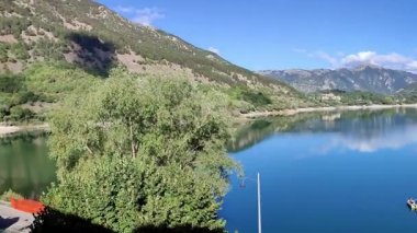 Scanno, Abruzzo, İtalya 10 Eylül 2024: Scanno Gölü, Marsicani Dağları 'nda, Scanno ve Villalago belediyeleri arasında, Sagittario Nehri' nin üst vadisinde bulunan doğal bir dağ gölü.