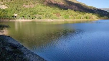 Scanno, Abruzzo, İtalya 10 Eylül 2024: Scanno Gölü, Marsicani Dağları 'nda, Scanno ve Villalago belediyeleri arasında, Sagittario Nehri' nin üst vadisinde bulunan doğal bir dağ gölü.