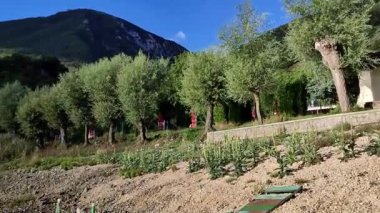 Scanno, Abruzzo, İtalya 10 Eylül 2024: Scanno Gölü, Marsicani Dağları 'nda, Scanno ve Villalago belediyeleri arasında, Sagittario Nehri' nin üst vadisinde bulunan doğal bir dağ gölü.