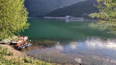 Scanno, Abruzzo, İtalya 10 Eylül 2024: Scanno Gölü, Marsicani Dağları 'nda, Scanno ve Villalago belediyeleri arasında, Sagittario Nehri' nin üst vadisinde bulunan doğal bir dağ gölü.