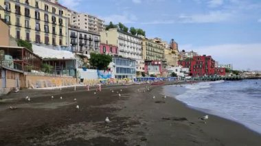 Napoli, Campania, İtalya 3 Eylül 2024: Via Posillipo 'daki Bagno ideal plajı