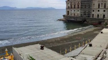 Napoli, Campania, İtalya 3 Eylül 2024: Via Posillipo 'daki Bagno ideal plajı
