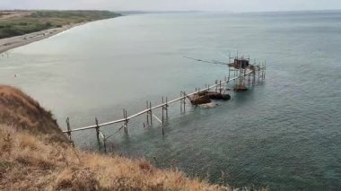Vasto, Abruzzo, İtalya 5 Eylül 2024: Punta Aderci 'deki Costa dei Trabocchi' nin Esnemesi