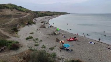 Vasto, Abruzzo, İtalya 5 Eylül 2024: Costa dei Trabocchi kıyısındaki Punta Aderci Sahili 'nde turistler