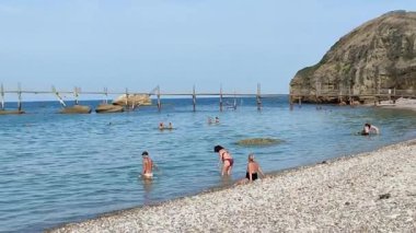 Vasto, Abruzzo, İtalya 5 Eylül 2024: Costa dei Trabocchi kıyısındaki Punta Aderci Sahili 'nde turistler