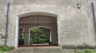 Castellabate, Salerno, Campania, İtalya 2 Temmuz, 2017 Granito di Belmonte ailesinin 18. yüzyıl sarayı ve Punta Licosa 'nın sonundaki Santa Maria del Soccorso Şapeli